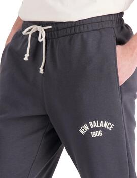 Pantalón New Balance Essentials Varsity Hombre Gris